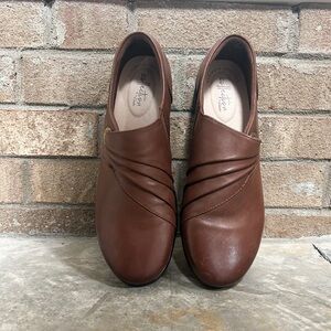 Clarks Womens Brown Leather Loafers size 8 nearly new